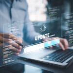 Person arbeitet an einem Laptop mit schwebender Update-Anzeige - ein Update over the Air für nahtlose und drahtlose Software-Aktualisierungen