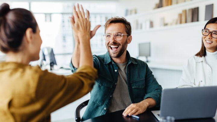 Motiviertes Team beim Arbeiten | Seminarmanagement Software