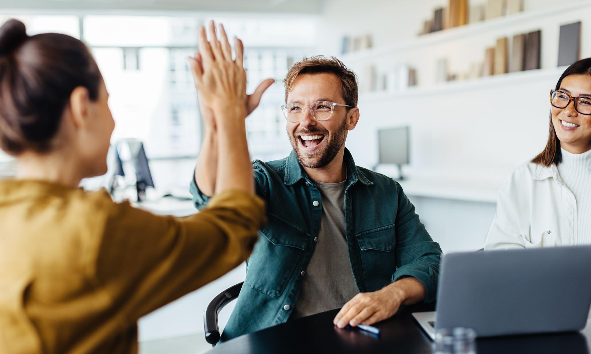 Motiviertes Team beim Arbeiten | Seminarmanagement Software