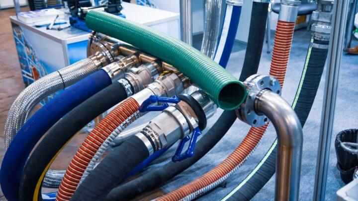 Technische Ausstellung mit hydraulischen Schläuchen, Kupplungen und Anschlüssen in unterschiedlicher Ausführung