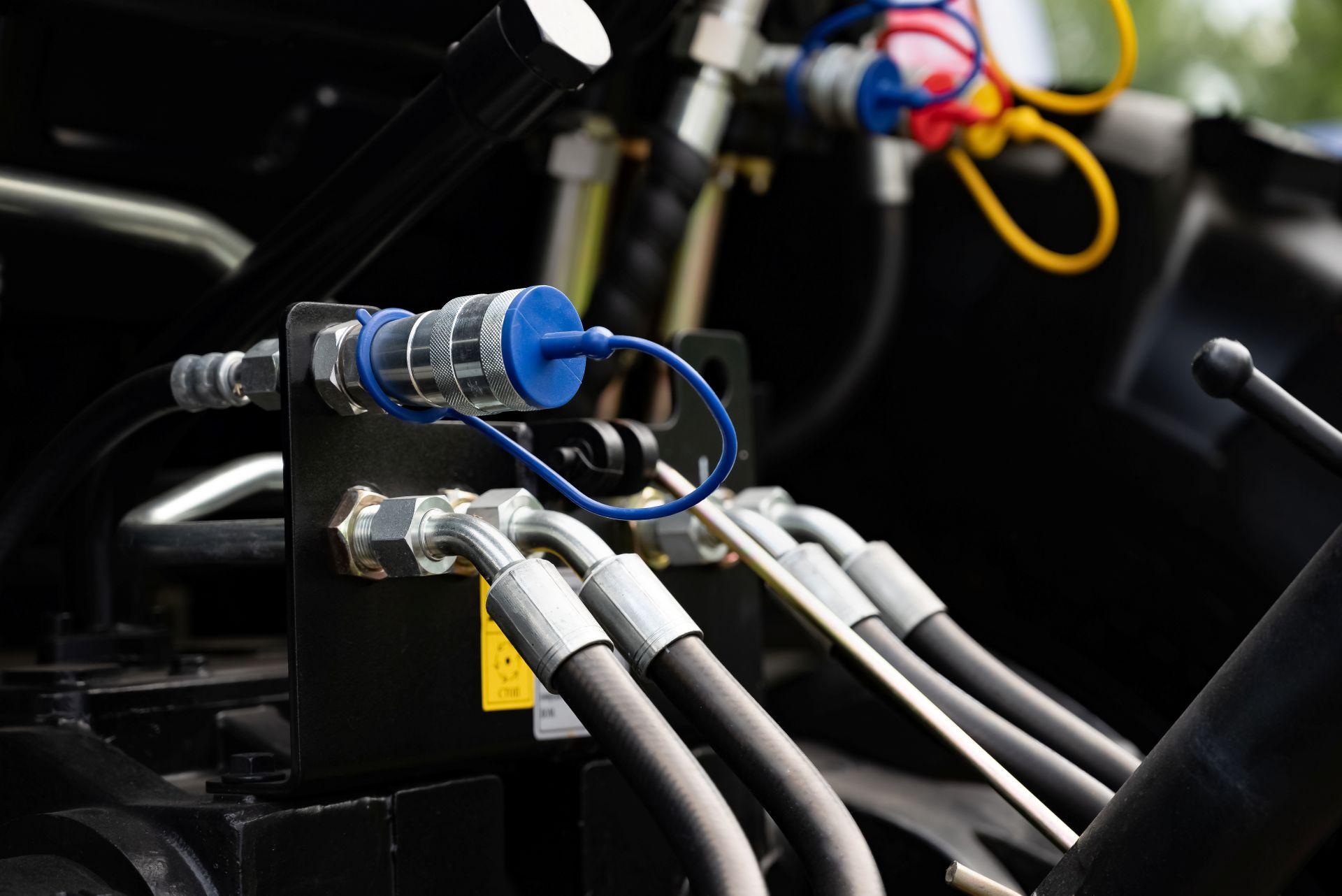 Technische Ausstellung mit hydraulischen Schläuchen, Kupplungen und Anschlüssen in unterschiedlicher Ausführung