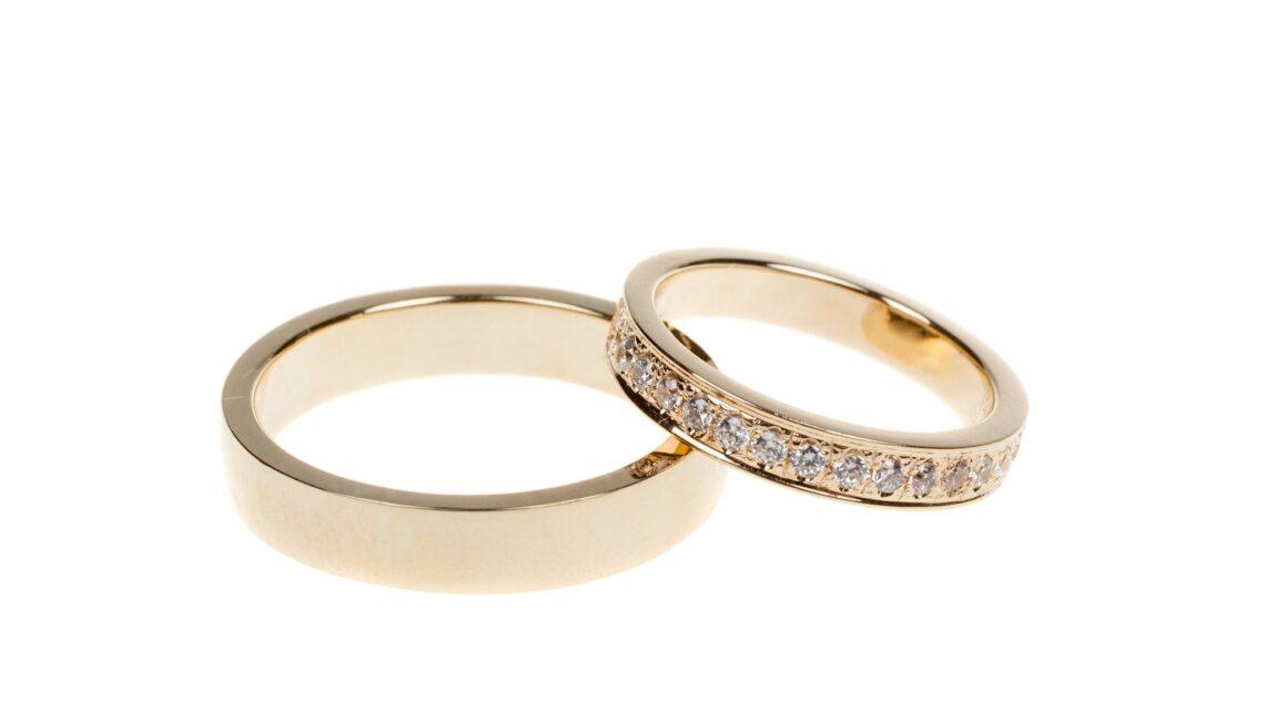 Zwei klassische Ringe mit Diamanten | Eheringe aus Gold