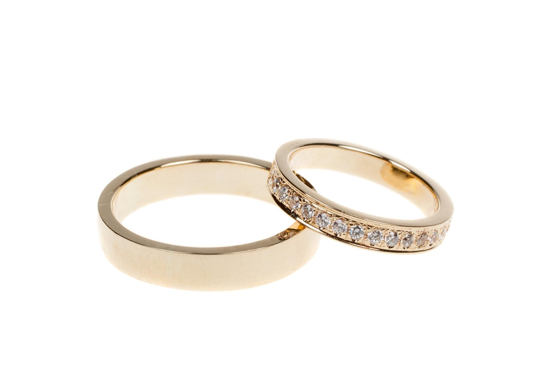 Zwei klassische Ringe mit Diamanten | Eheringe aus Gold