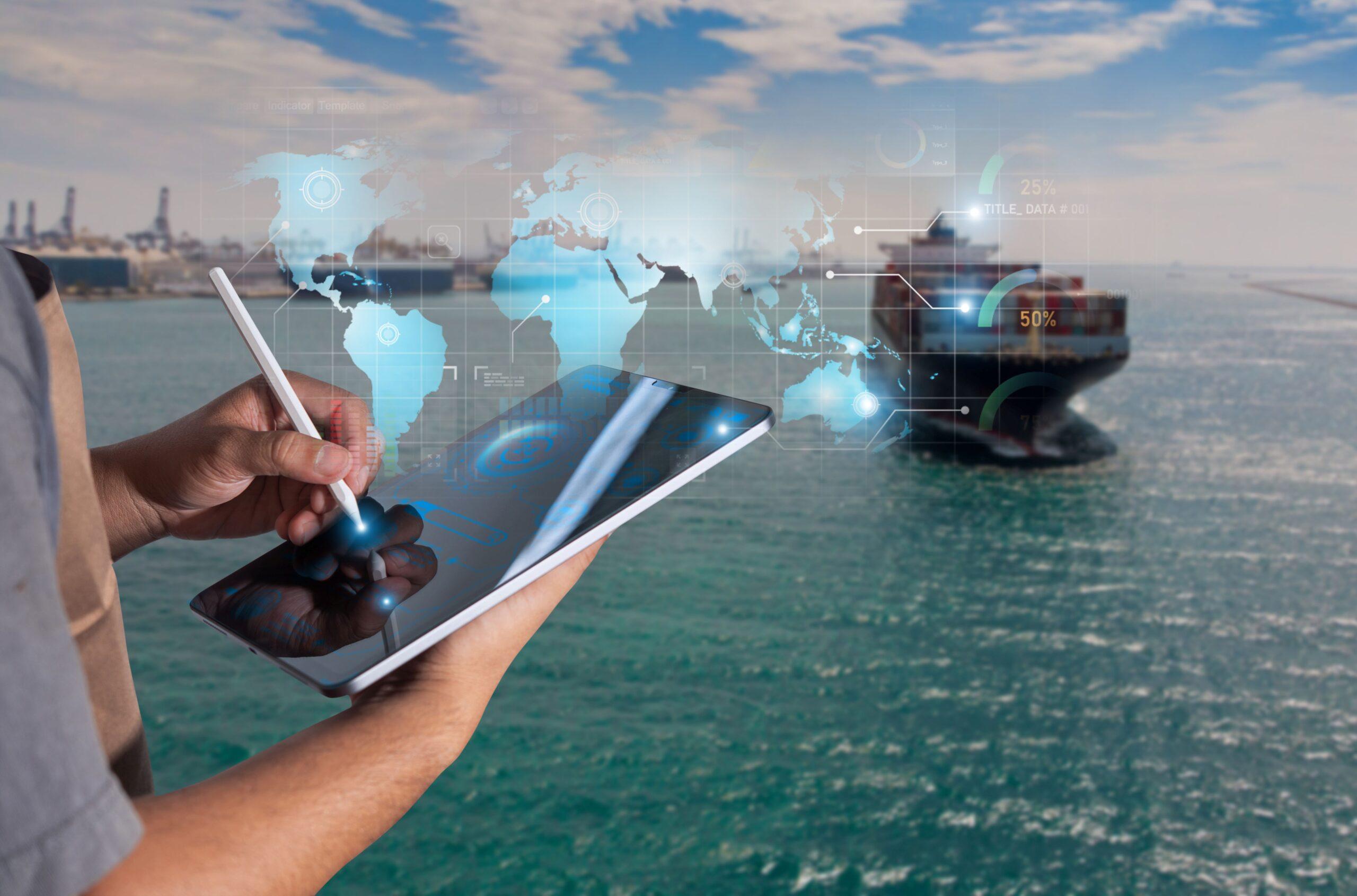 Digitale Steuerung in der Hafenlogistik mit Tablet und Frachtschiff im Hintergrund